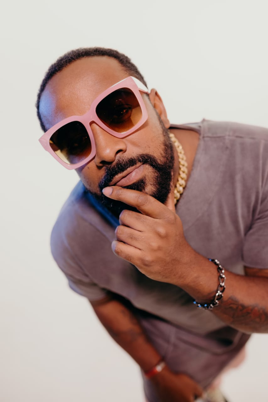 Clovis lança seu primeiro single e videoclipe pela Som Livre e dá o start em sua carreira solo