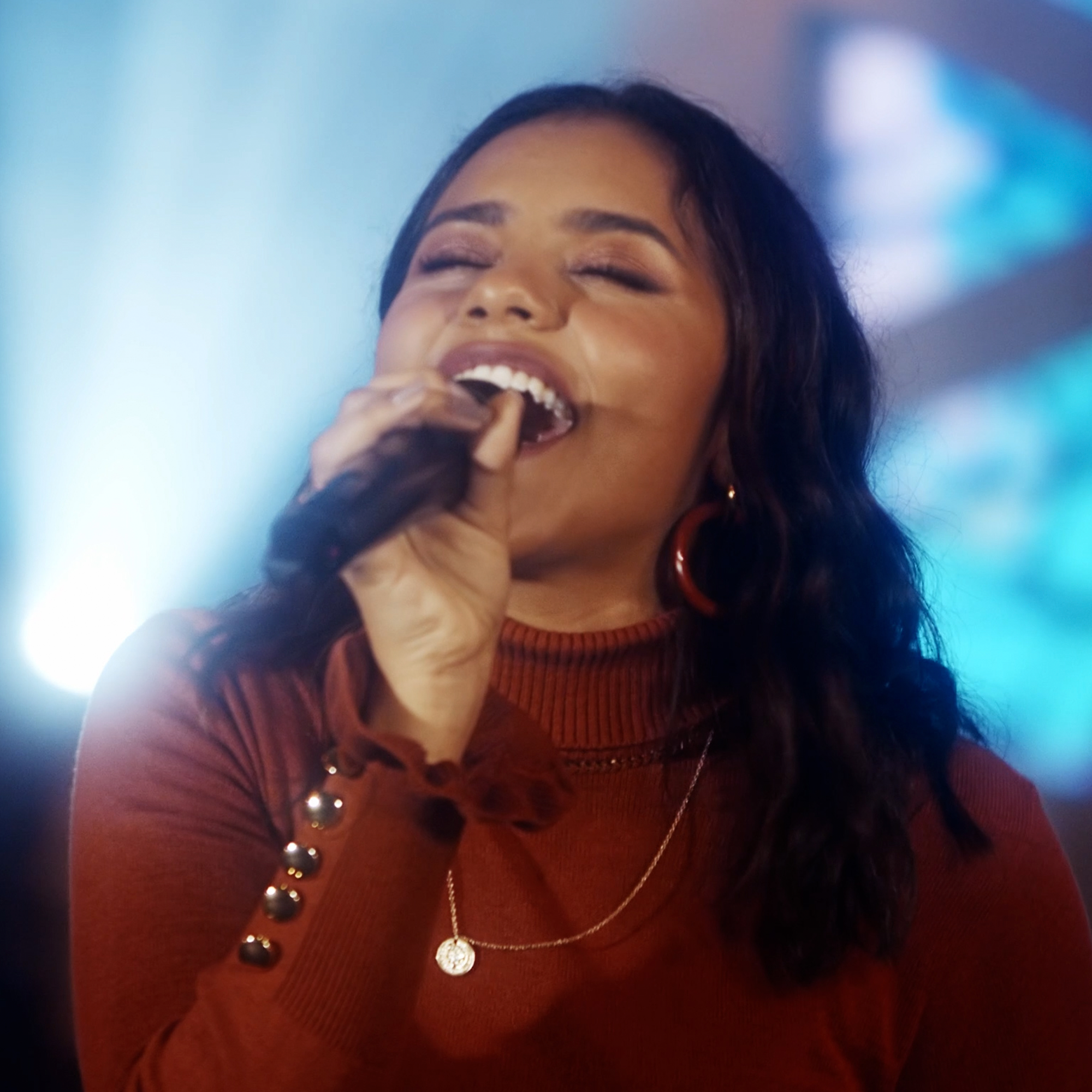 Julia Vitória traz toda a influência norte-americana em seu novo single