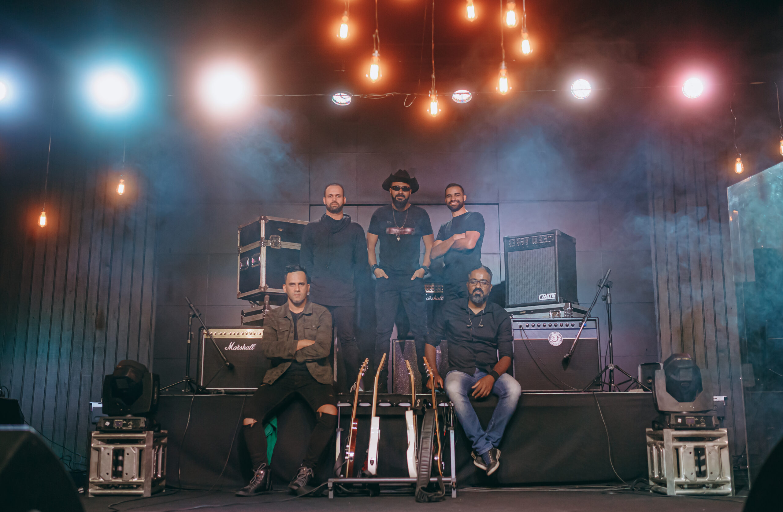 Em novo single, a banda de rock LIV mostra o contraste entre a visão humana e a de Deus