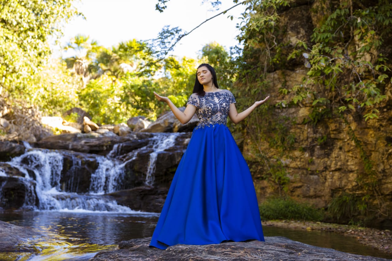 Kayna Nobre lança mais uma faixa do álbum “Ele é Santo”