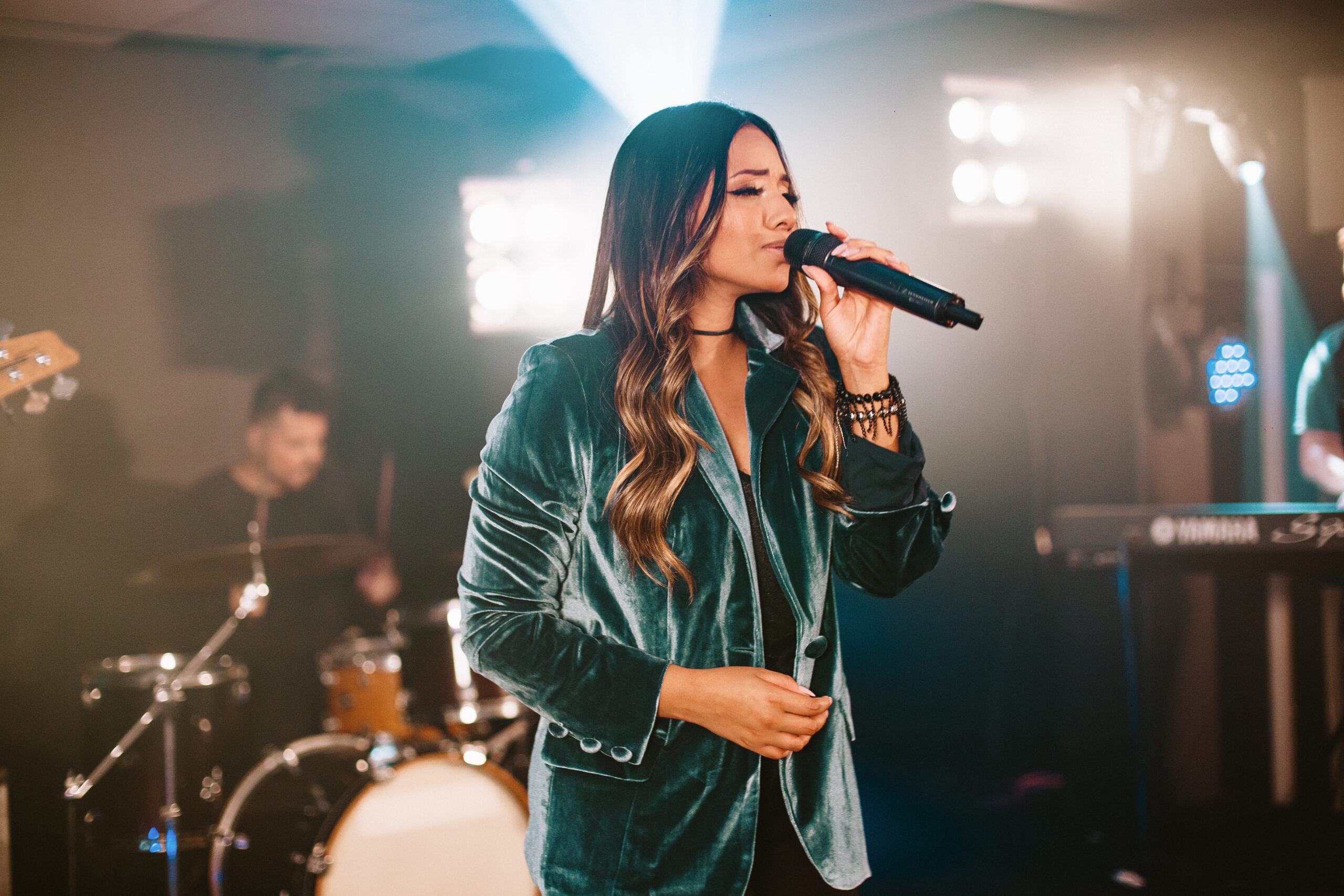 Débora Gama lança novo single e clipe – Fortaleza e Refúgio