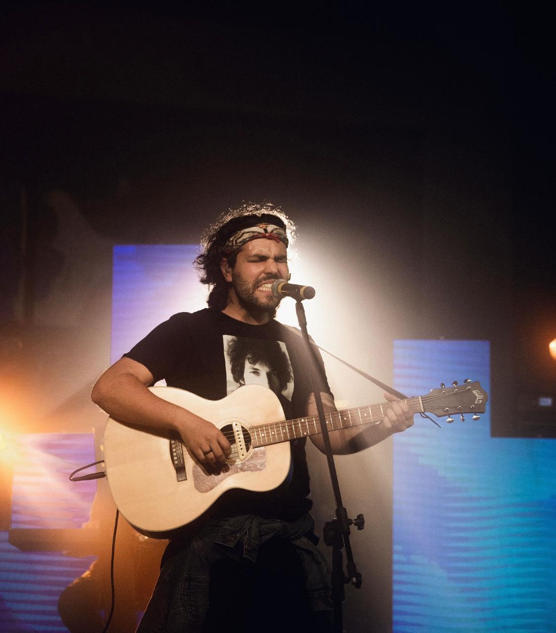 Rapha Sousas apresenta uma de suas melhores músicas “Hoje Eu Vivo”