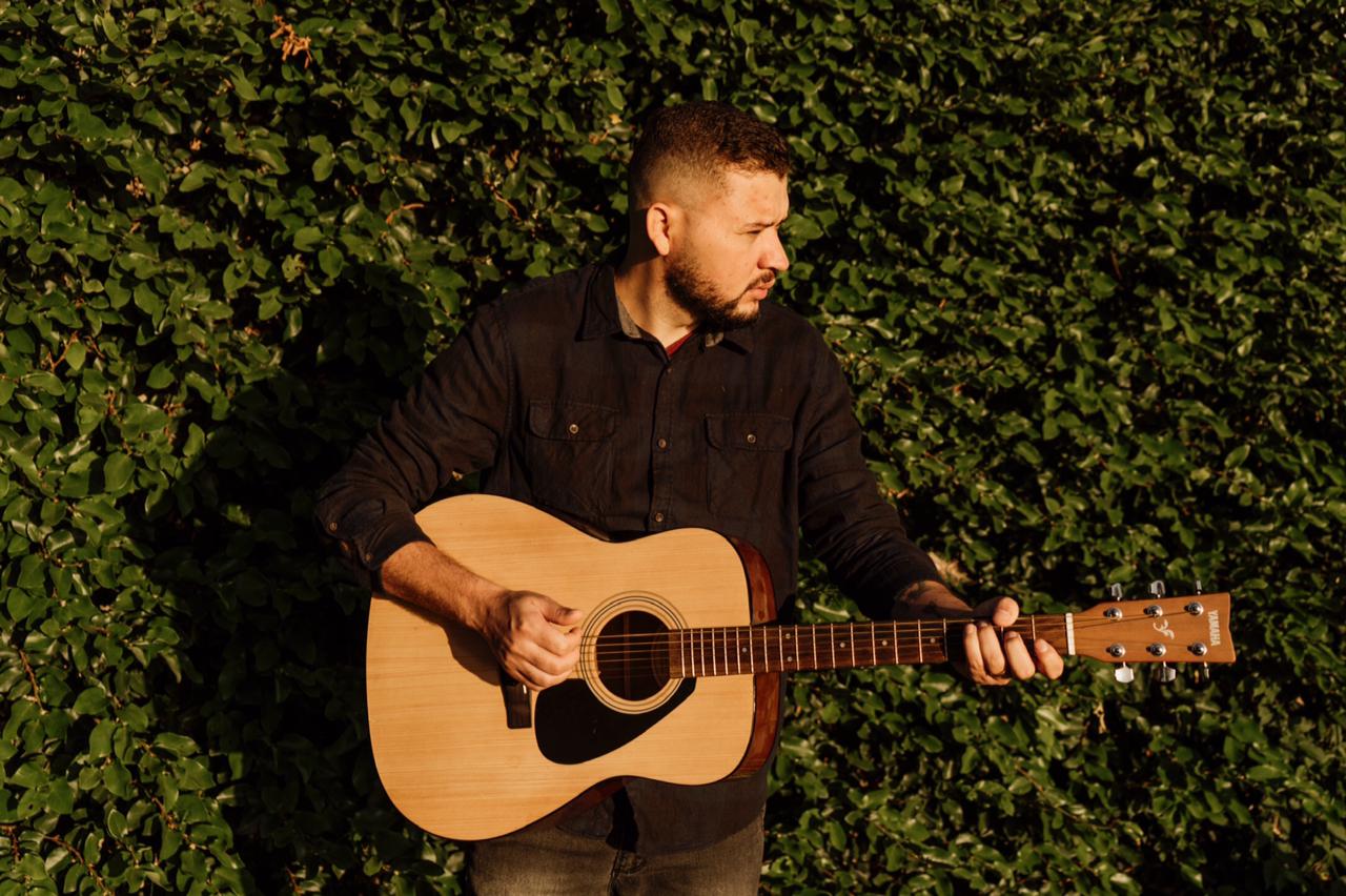 “Onde Não existe Dor” é o novo single de Izaac Santos