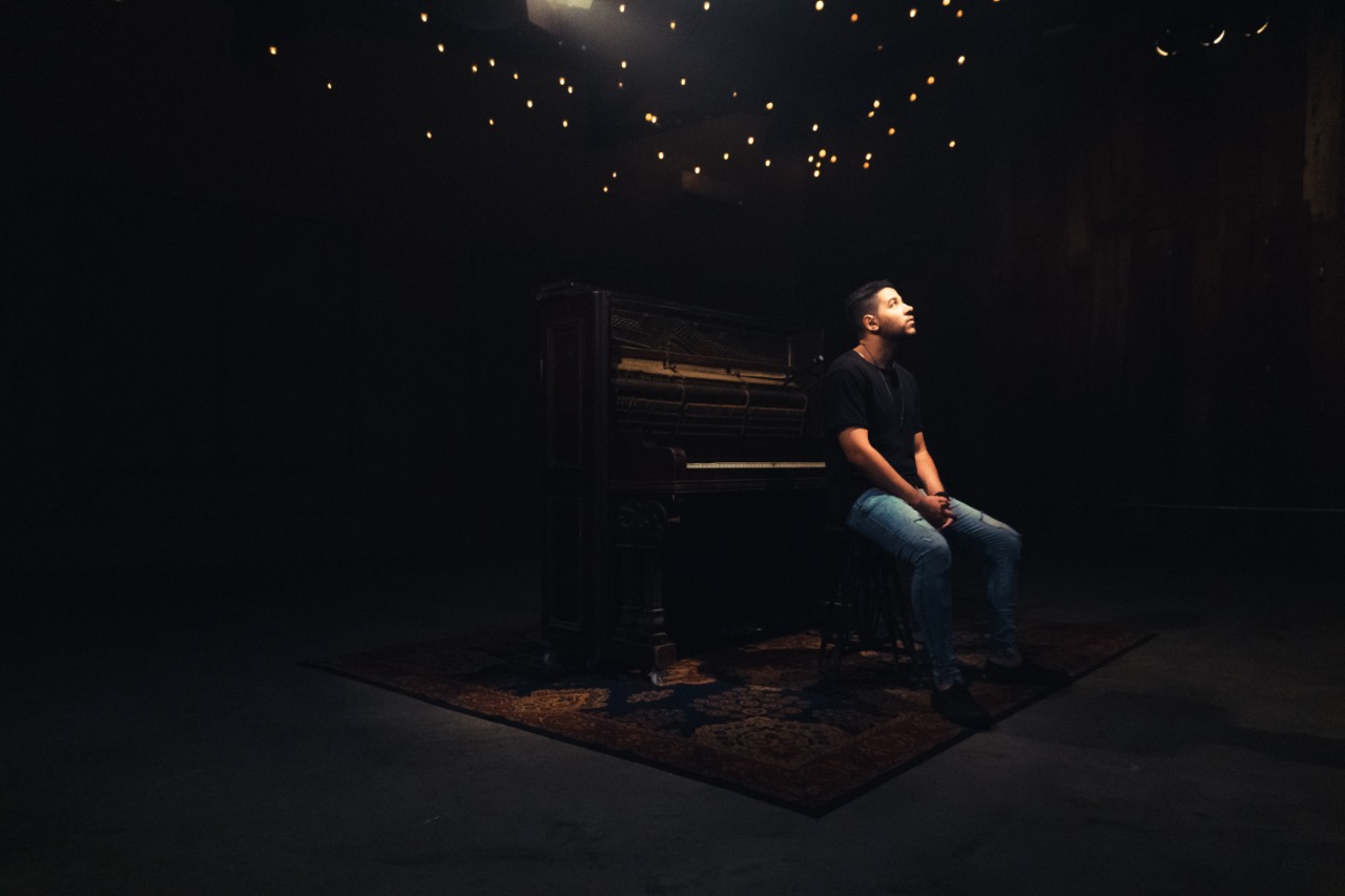 Raffa Cirqueira fala sobre intimidade em “Just Be There”