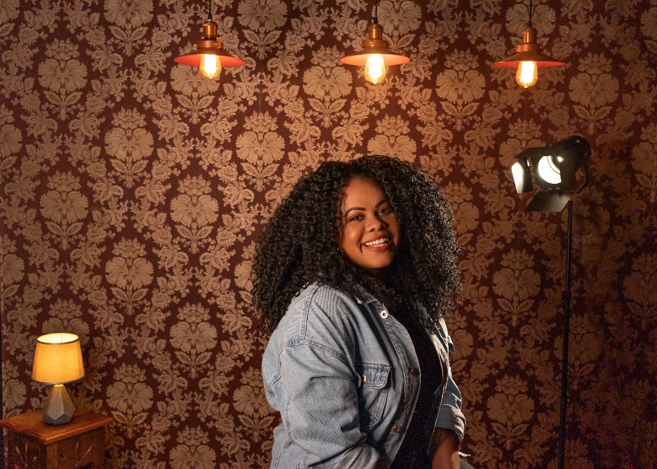 Sarah Fernandes apresenta a canção “REI” pela Eleve Records