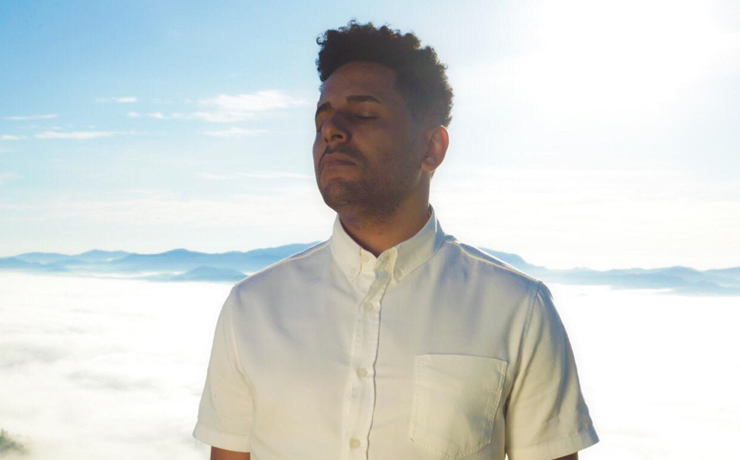 “Ele faz acontecer” é o terceiro single do álbum “Aviva parte I” de Pedro Tertullian