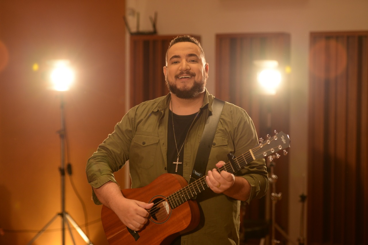 Juan Raposo canta sobre quem é Jesus no single “Só Há um Nome”