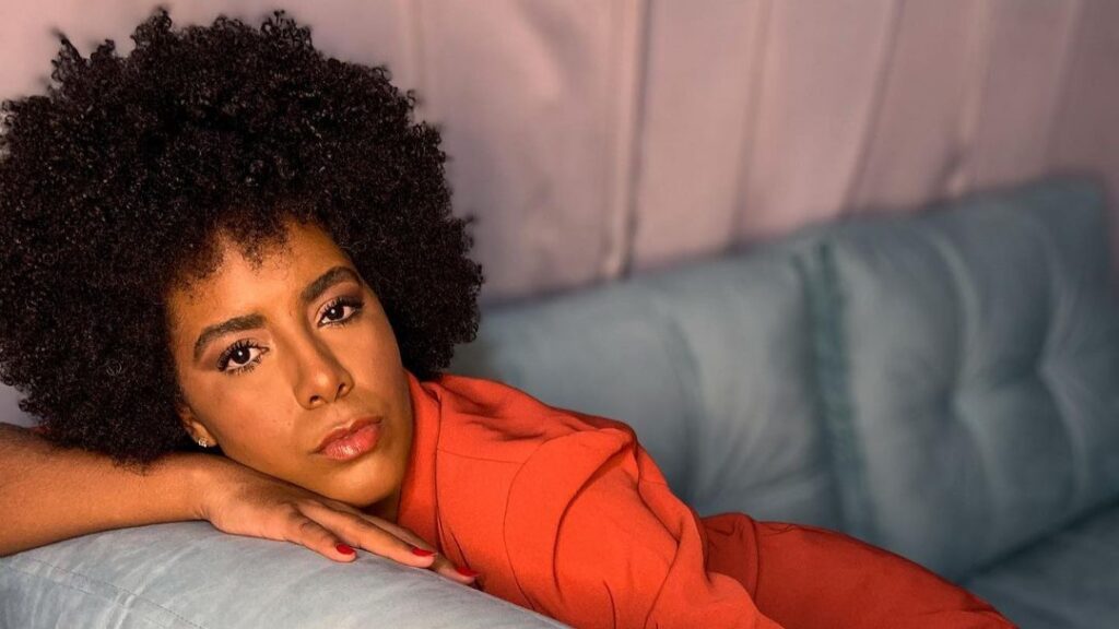Com uma pegada anos 80 e letra reflexiva sobre pecado e relacionamento abusivo, Daisy Anne lança seu novo single  – Fugindo de Você