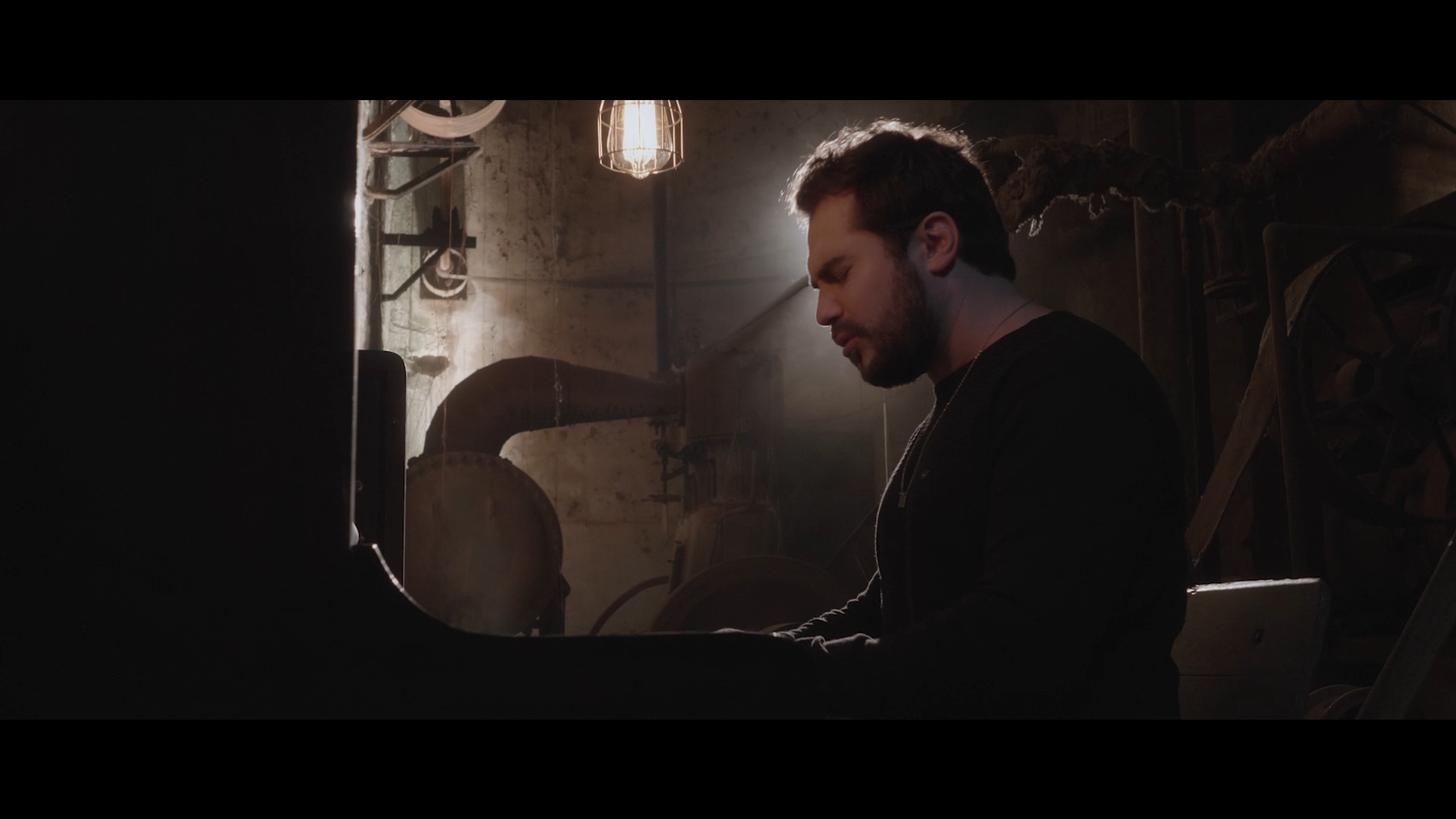 Com ator Gusta Stockler, Rosa de Saron apresenta o videoclipe de “Onde os Olhos Não Veem”