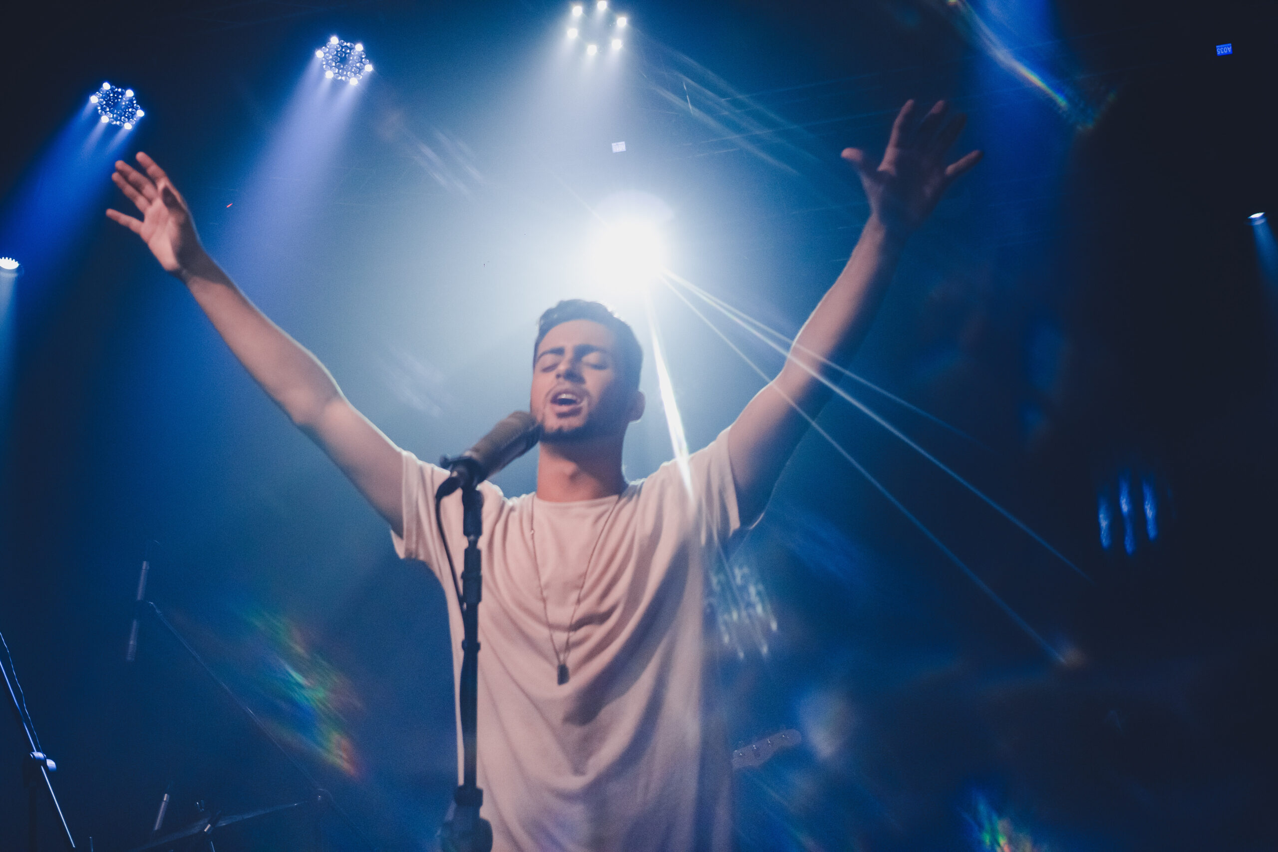 Gabriel Brito lança clipe de seu novo single – Digno é o Senhor