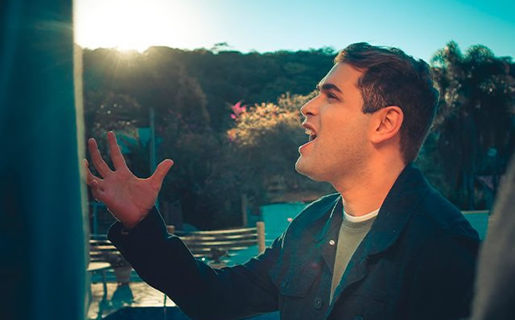 Cleber Munhoz lança “Teu Olhar”, seu mais novo single