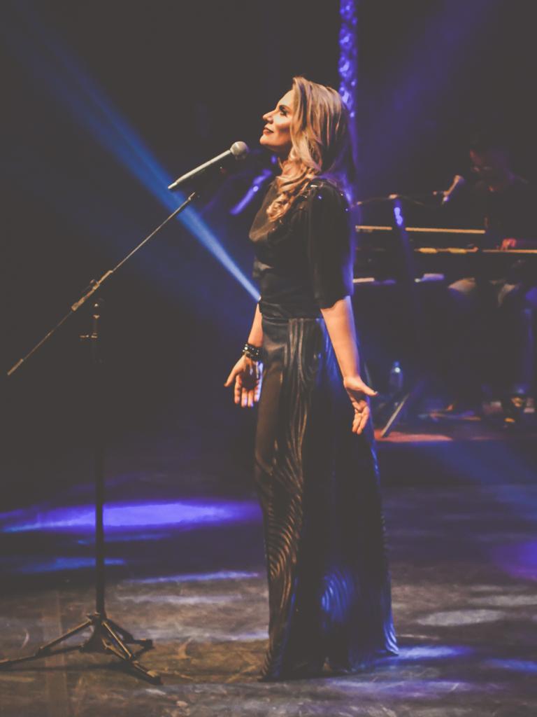 Roberta Assunção lança “Salvador das Nações”, notas de adoração a Jesus