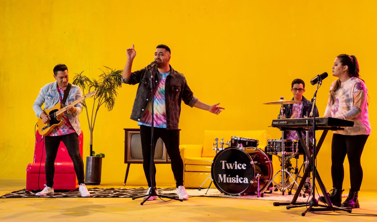 A banda internacional Twice Música celebra o lançamento do álbum «QNSATL»  (Que No Se Apague Tu Luz)