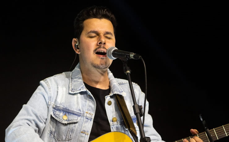Adriano Frota lança “Tua Glória Invade Toda a Terra”, faixa-título de seu novo EP