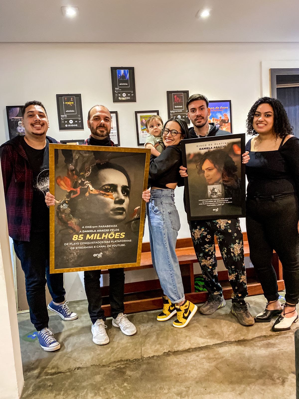 Daniela Araújo recebe placas comemorativas dos números alcançados nas plataformas