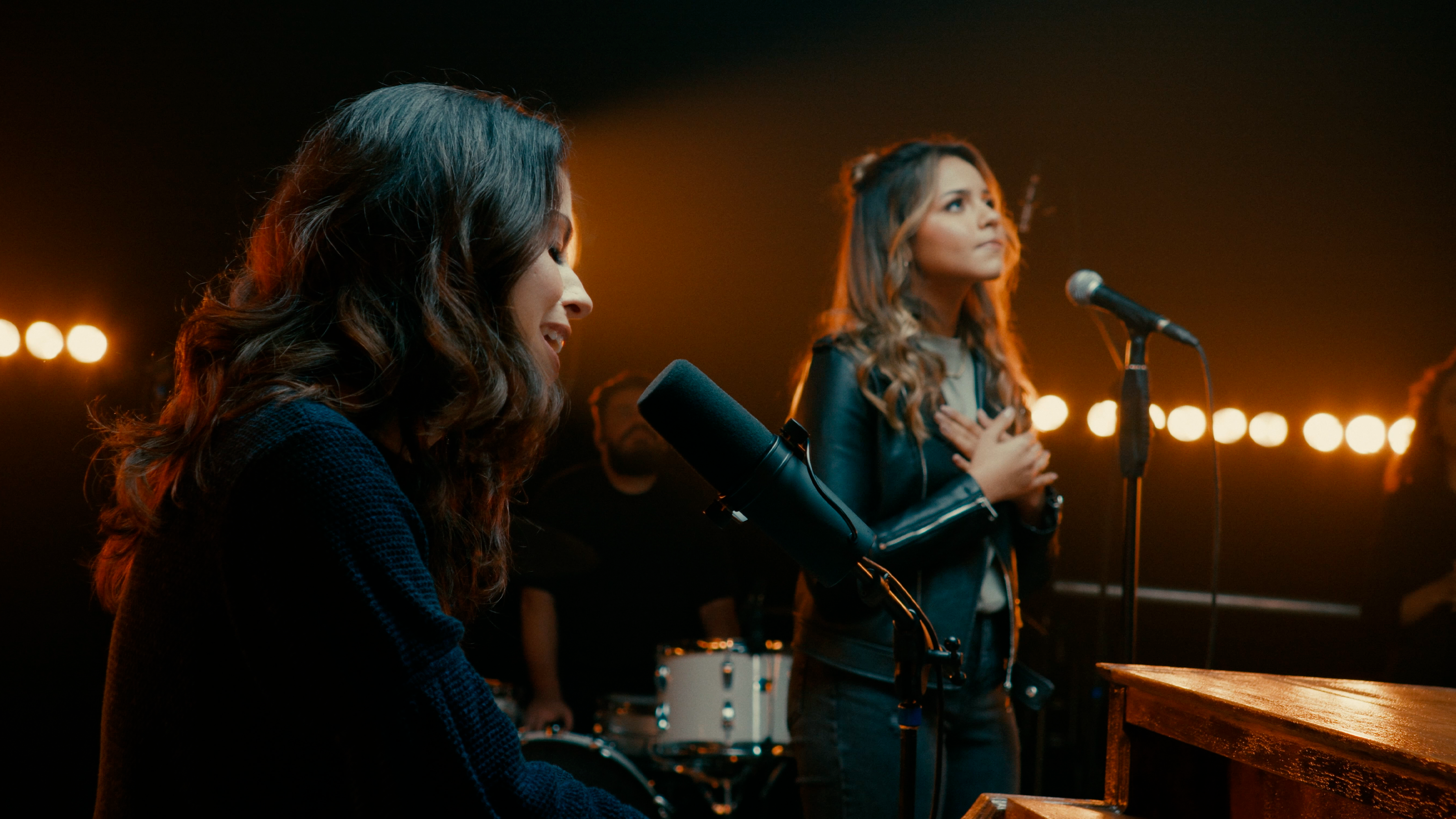Rachel Novaes e Julia Vitória apresentam releitura surpreendente de “Jesus é o Centro”