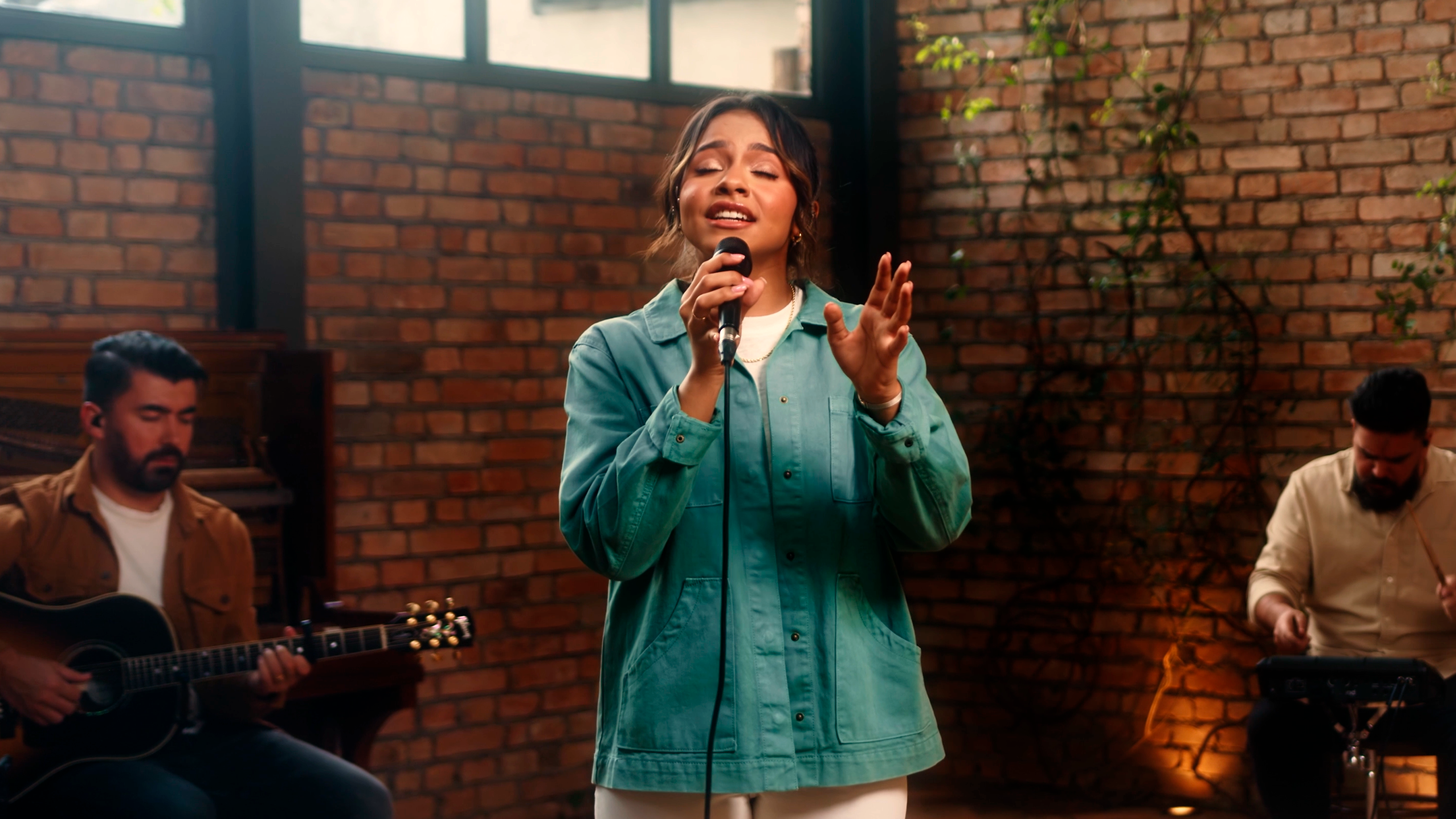 Julia Vitória estreia versão acústica de “Som das Águas”