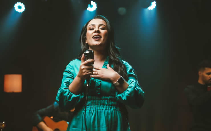 Juliana Silva lança o single “É Difícil” e alerta cristãos sobre resistir tempos difíceis
