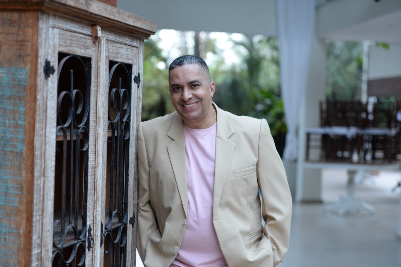 Waguinho regrava o sucesso “Vai Valer a Pena”, de Juliano Son, em ritmo de samba