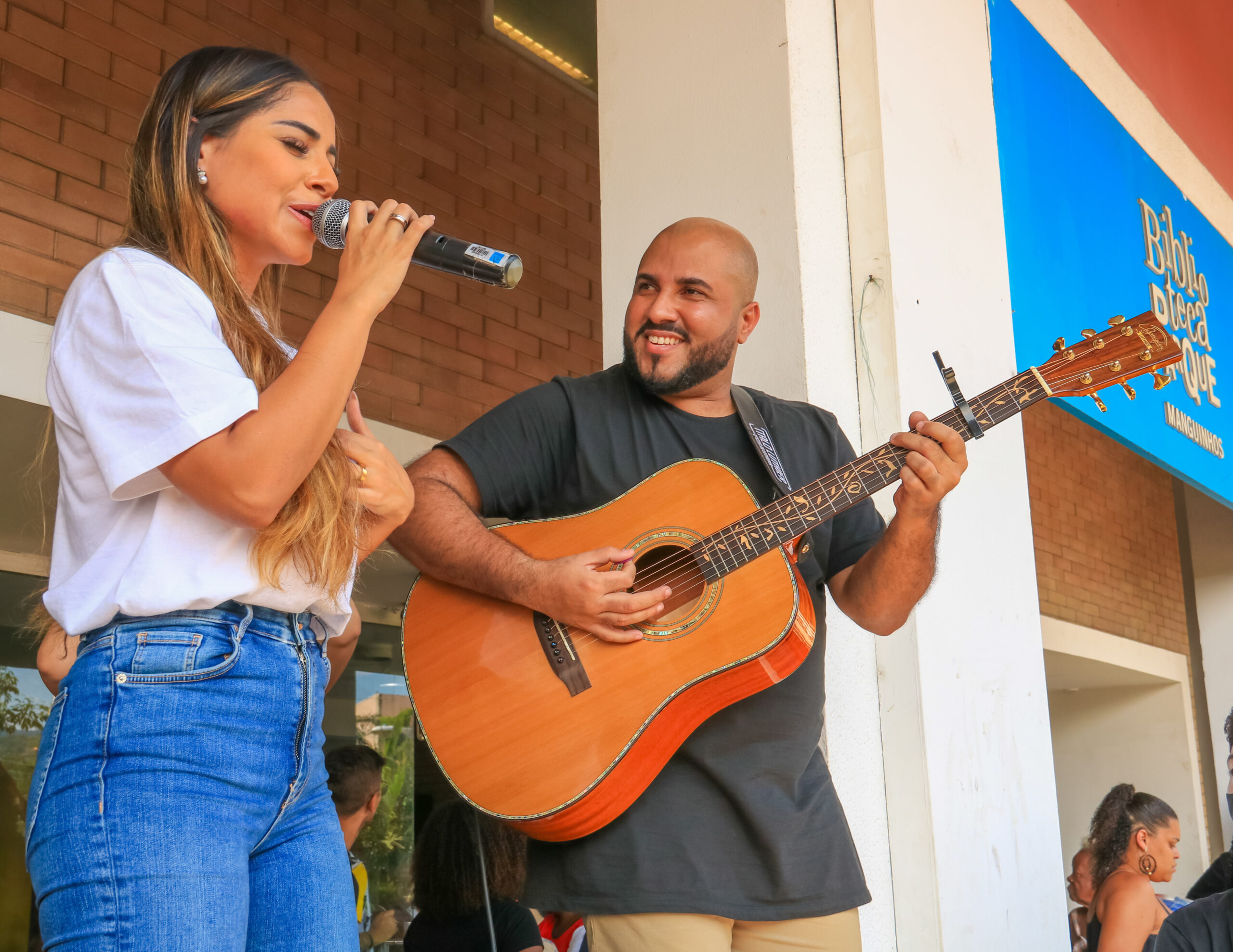 Gabriela Rocha participa de ação beneficente realizada pela Escola ZION