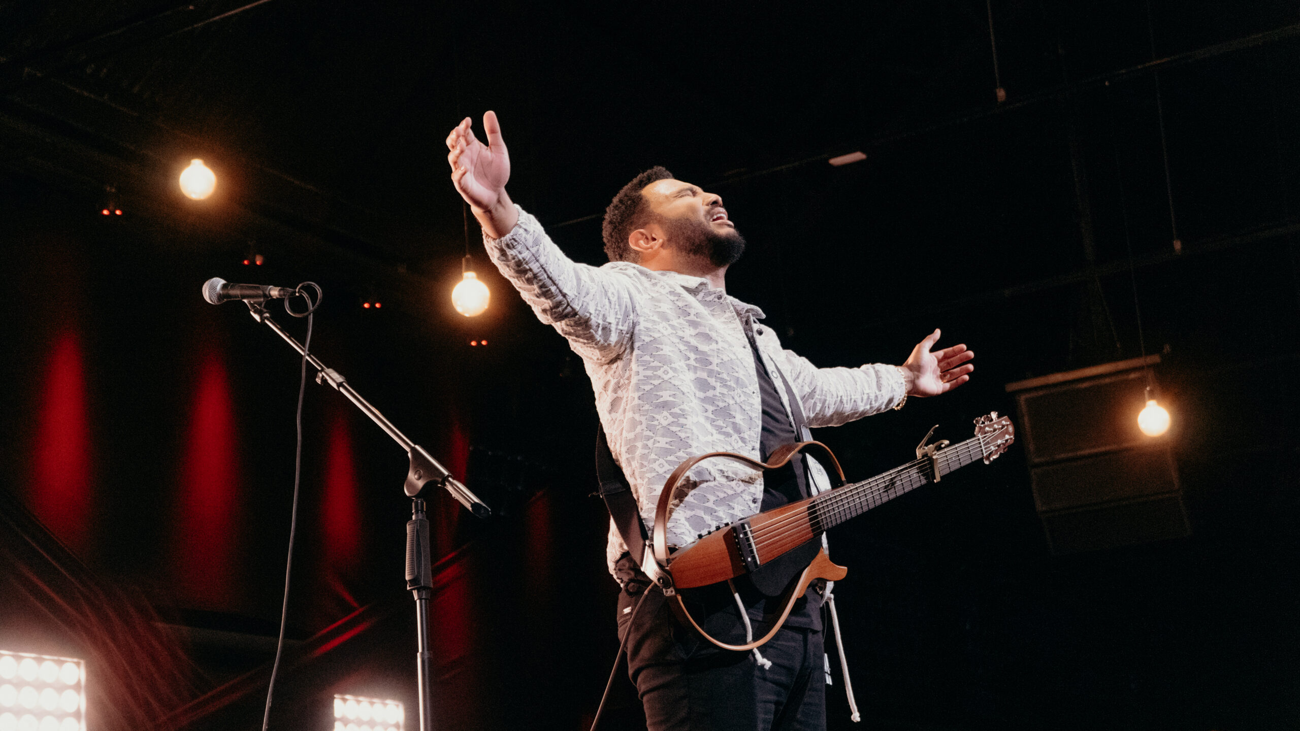 ELI SOARES APRESENTA A CANÇÃO E O VIDEOCLIPE DE “A MESA – AO VIVO”