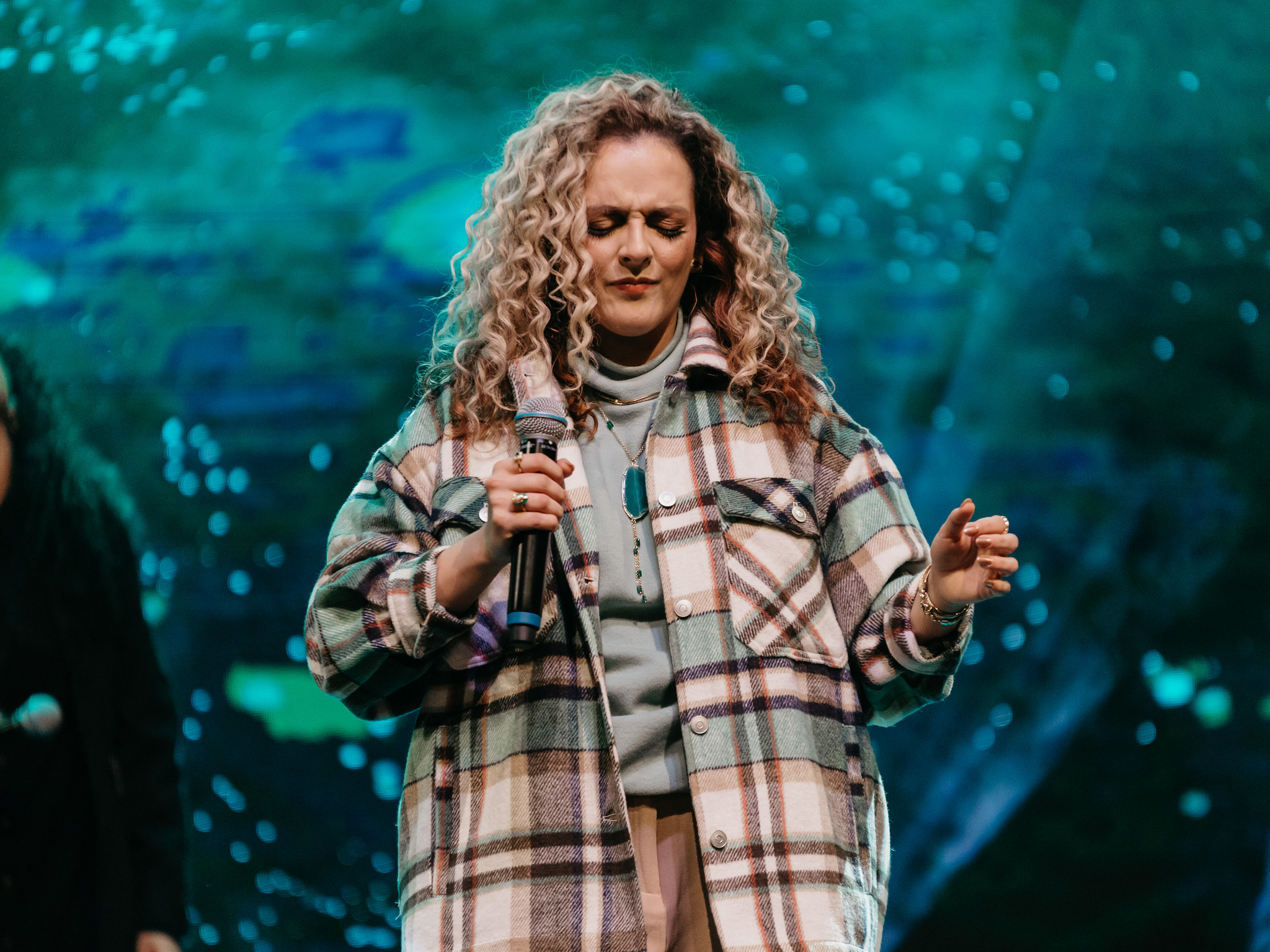 Gabi Sampaio lança single e clipe “COMUNHÃO”