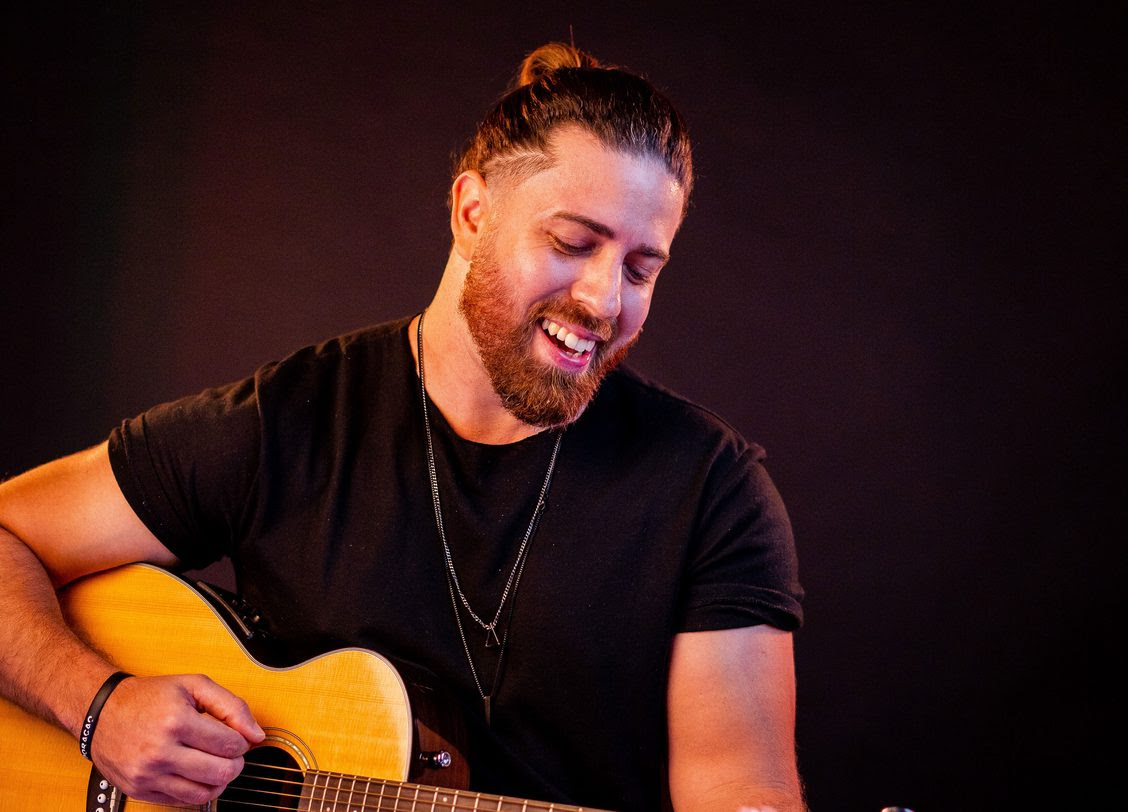 Com influência do folk e do pop-rock, Geisson Augusto lança canção e o clipe “É Só o Amor”