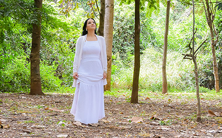 Ana Santos clama por avivamento em seu novo single – “Mais Fogo, Mais Glória”
