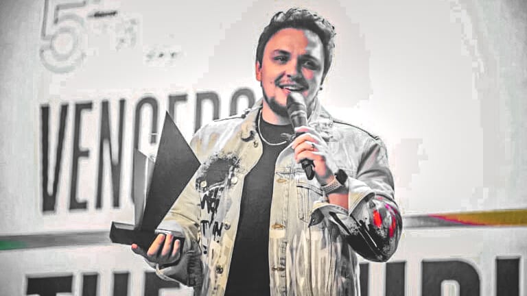 Theo Rubia recebe prêmio ‘Cantor do Ano’ no DEEZER GOSPEL DAY 