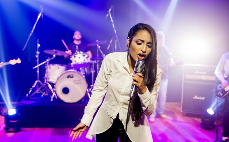 Cantora Duda Mendes celebra 12 anos de carreira e anuncia lançamento de novo single