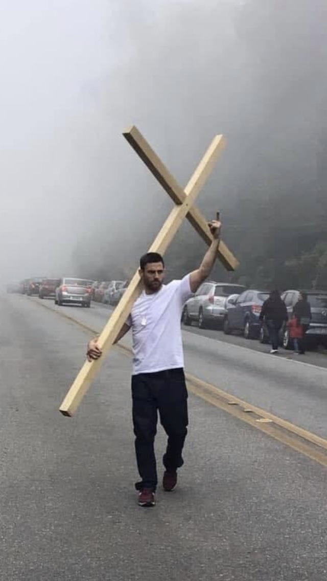 Do Pico do Jaraguá ao Cristo Redentor: missionários vão percorrer 1000 km a pé carregando cruz