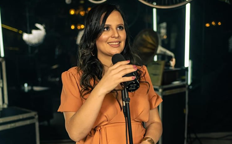 Elaine Coutinho assina com a MM7 para divulgar seu primeiro single “Vem Senhor”