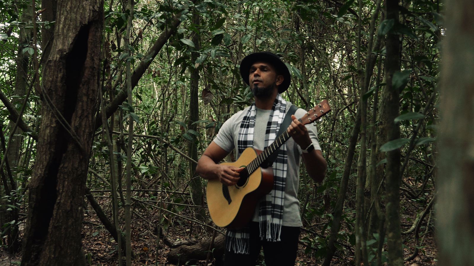 Emerson Bruno lança clipe da canção “Guia Meus Passos”
