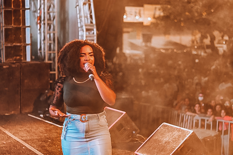 Priscila Sotero canta para mais de 30 mil pessoas na 7ª Marcha para Jesus em Jequié