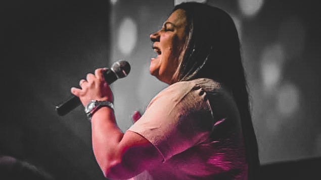 Simone Carvalho canta “O Céu é o Meu Lugar” em seu novo single