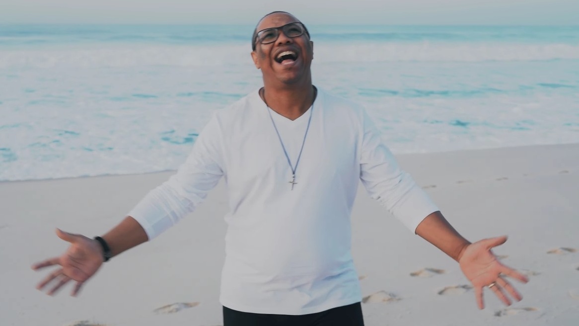 Carlos Meneleu declara que somos portadores de uma “Fé Inabalável” em seu novo single
