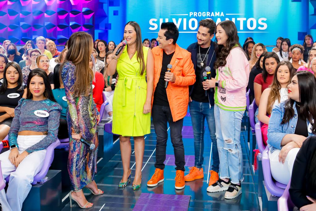 Régis Danese canta “Pai Meu Herói”, ao lado dos filhos Brunno e Brenda Danese, no Programa Silvio Santos