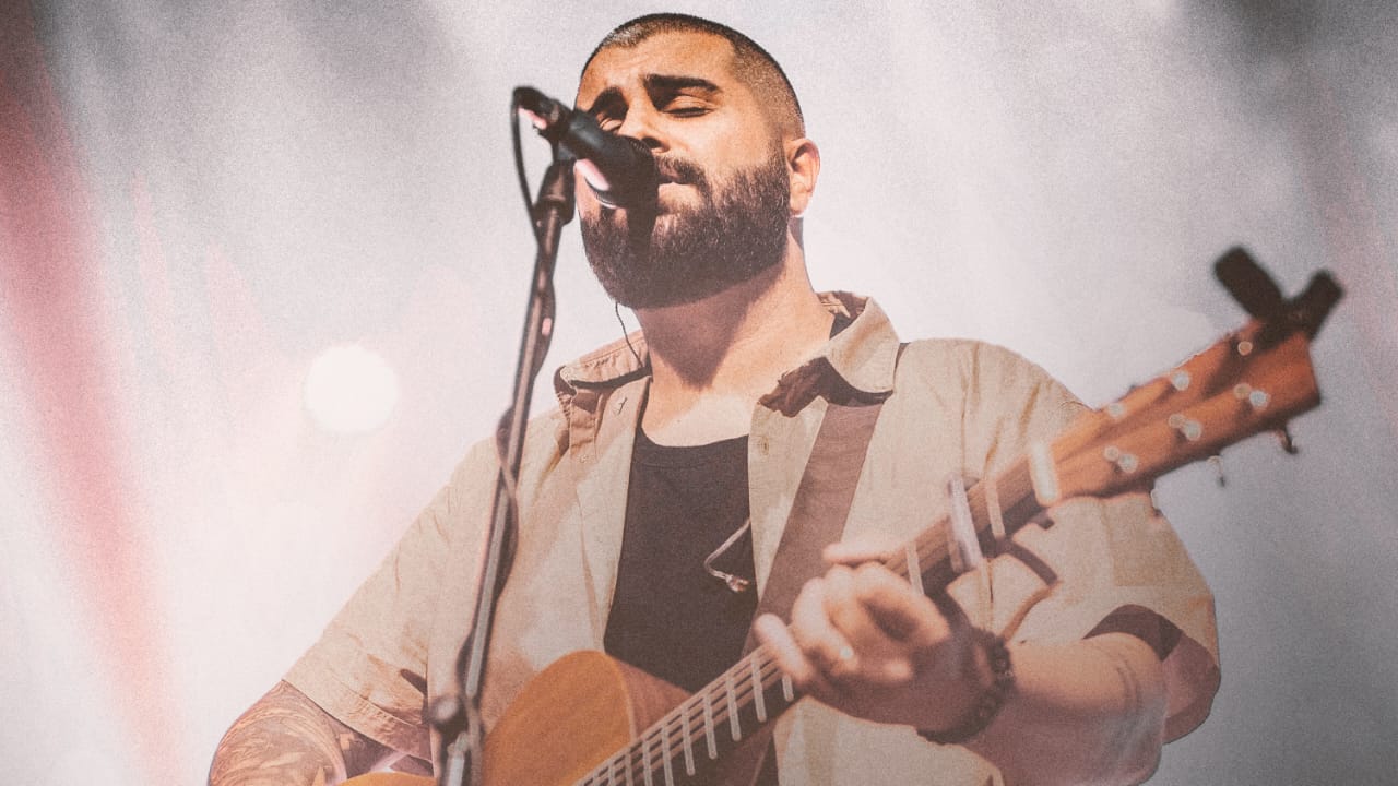 Flávio Vasques canta “Santificado” em seu novo single