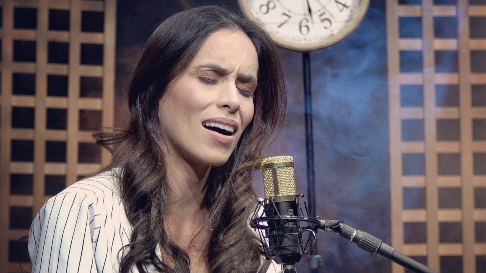 Cantora Karla Pinheiro lança seu primeiro projeto musical