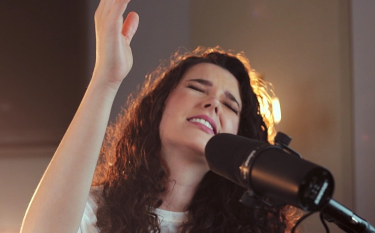 Luana Lopes inicia novo tempo em sua carreira e lança o single “Toca em Mim”