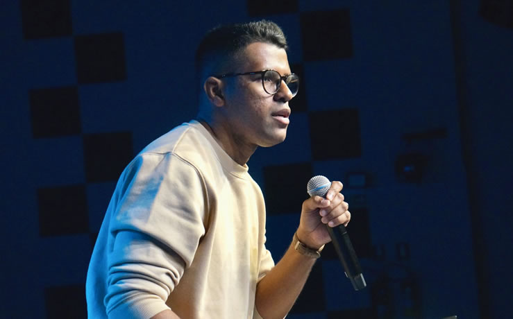 Pastor Marcos Davis se muda para Inglaterra após ataques racistas