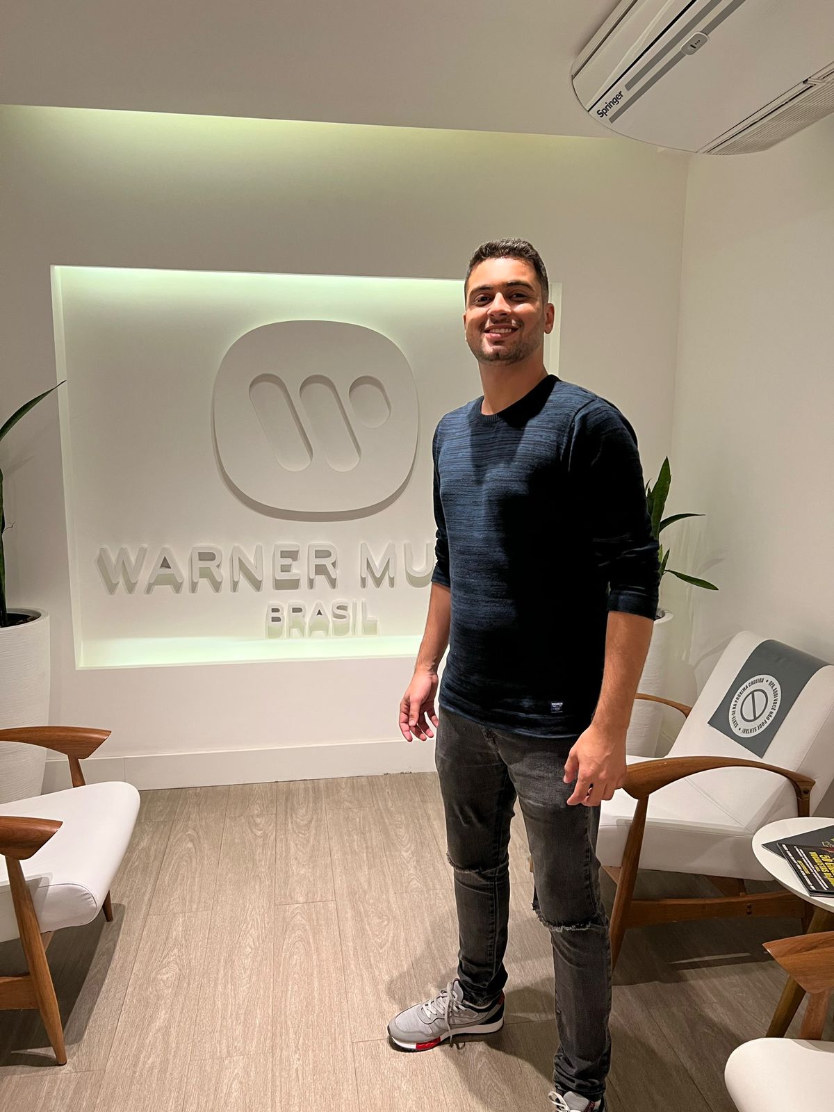 Selo UpMúsica do cantor Gabriel Brito assina com ADA do Grupo Warner Music