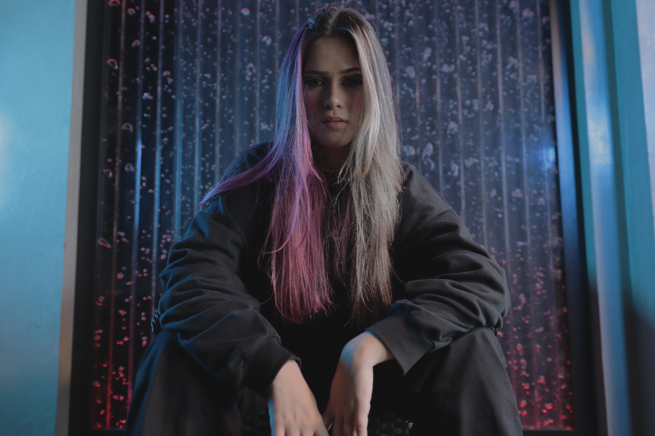 Carolina Murback, cantora e compositora, é uma das apostas do Selo Trindade Records e a primeira intérprete feminina do time
