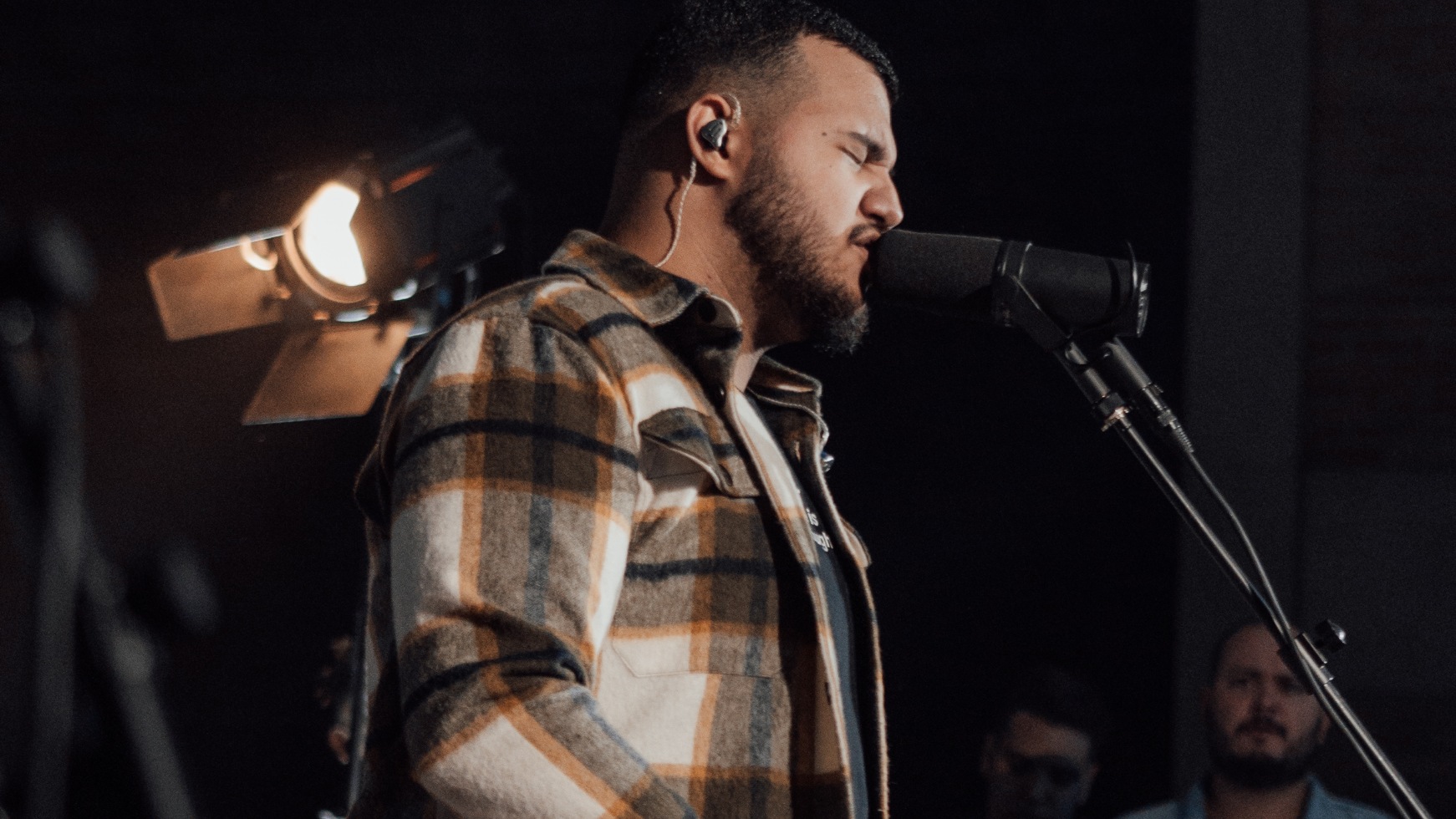 John Dias lança seu novo single “Vem e Vê” pela Flame Music