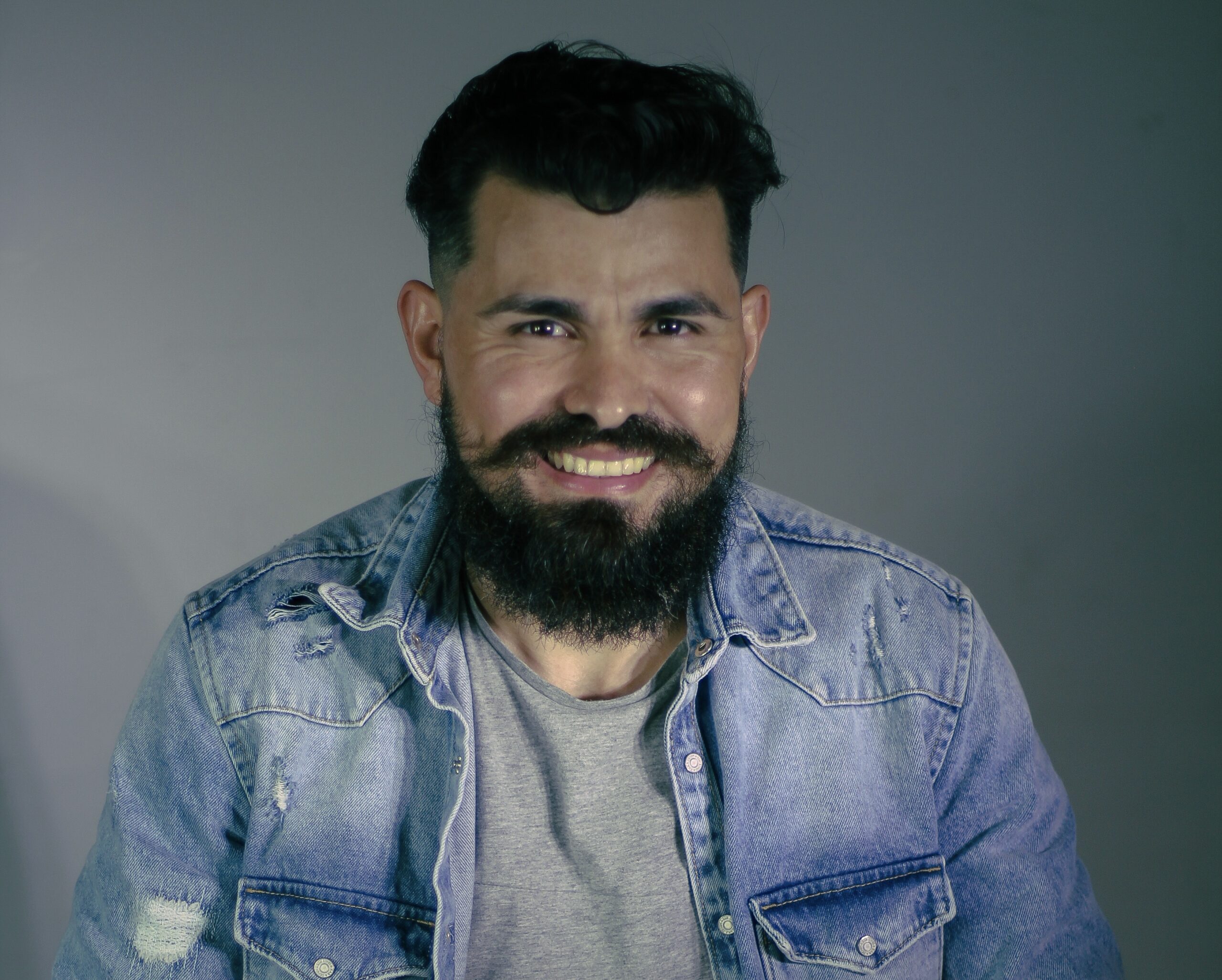 Cantor Alexandre Bastos lança o EP “Toma o Teu Lugar” com cinco faixas autorais