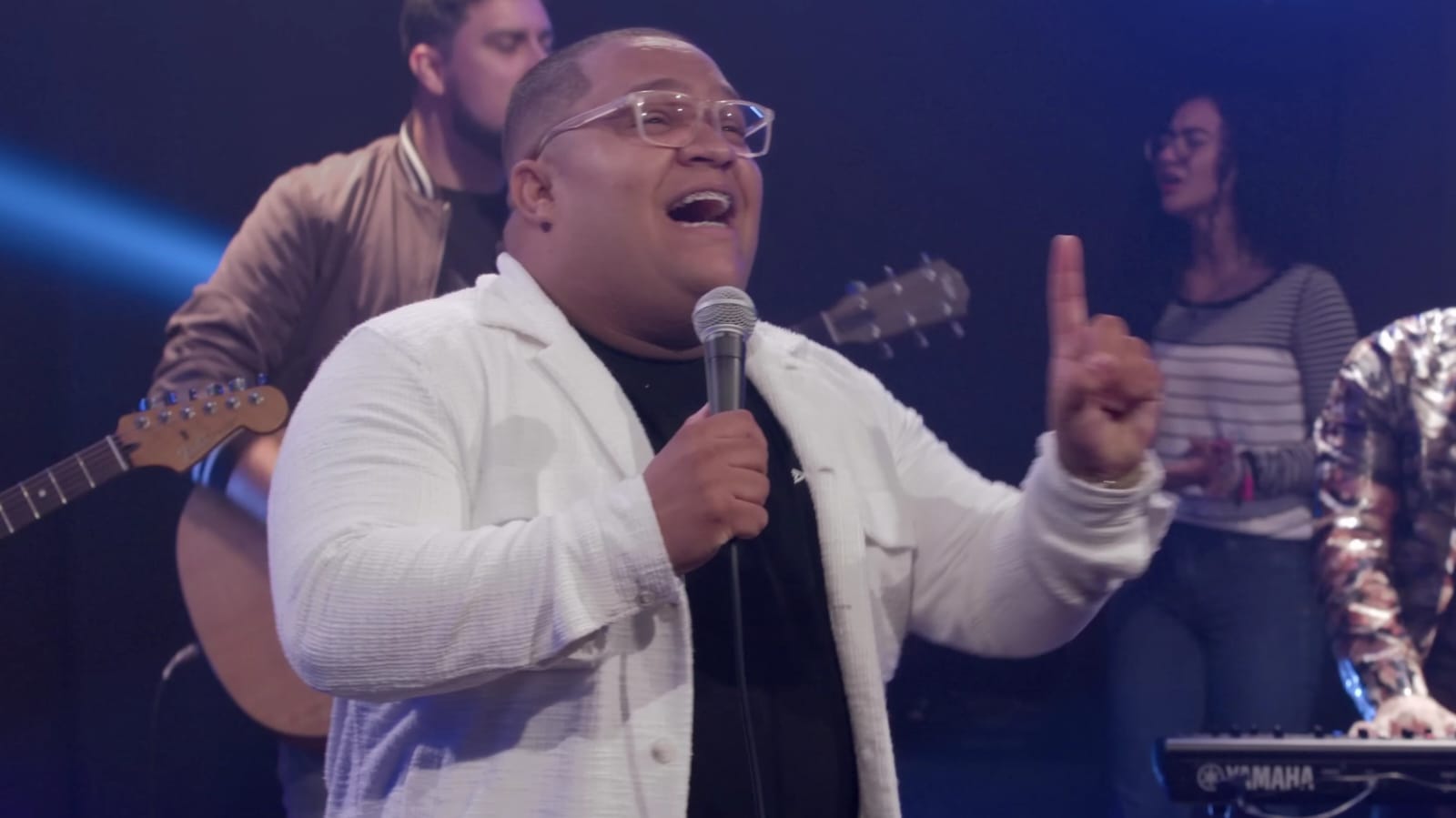 Douglas Borges canta “Gravado Nas Mãos de Deus”