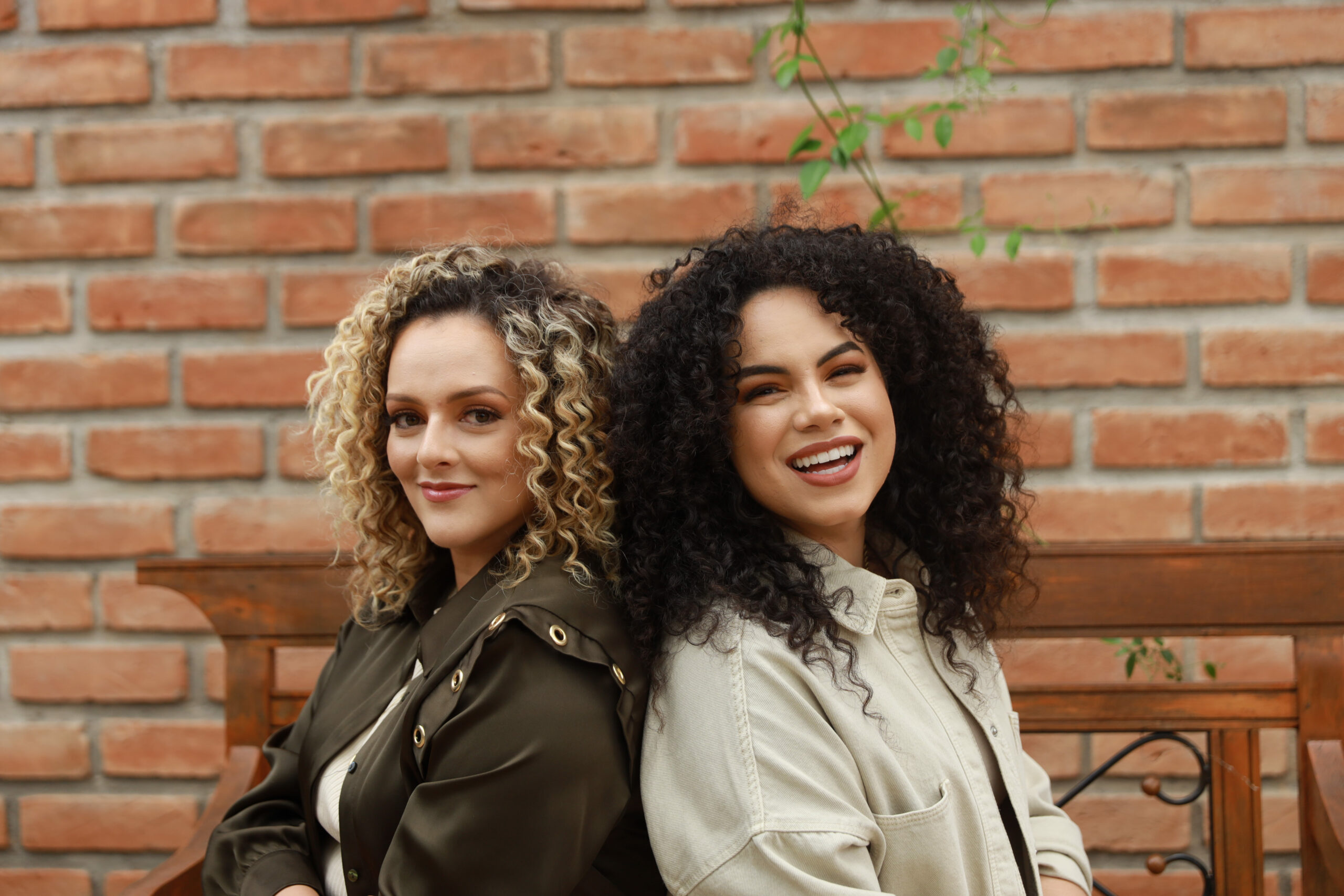 Gabi Sampaio e Rebeca Carvalho em “Totalmente Santo”, juntas em profunda adoração