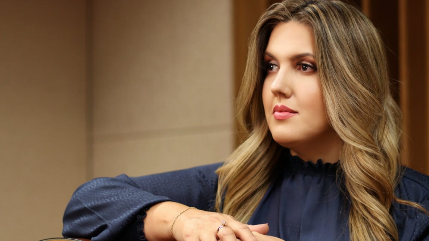 Carina Noronha aposta no sertanejo universitário e canta “Desafio Novo”