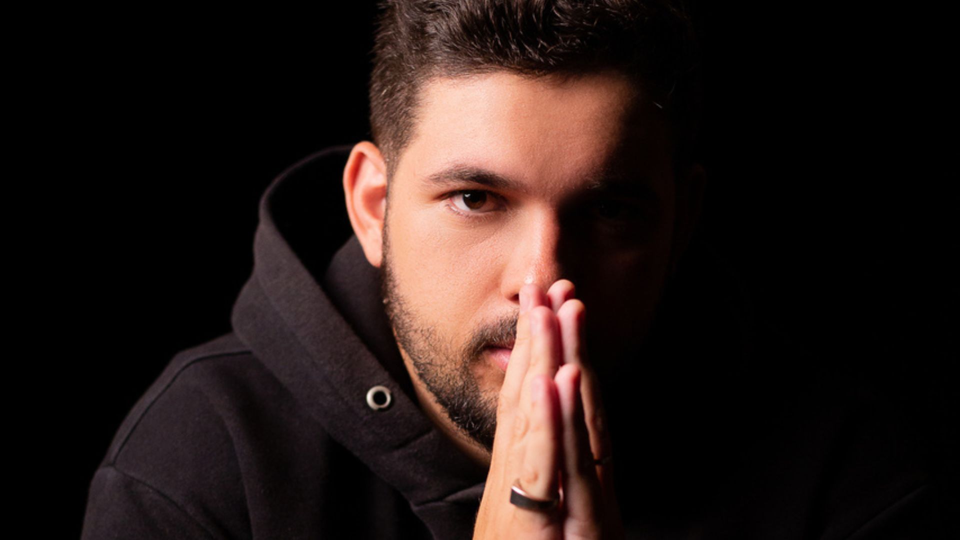 Gabriel Bulian canta com mestria o belo clássico cristão “Tudo Entregarei”