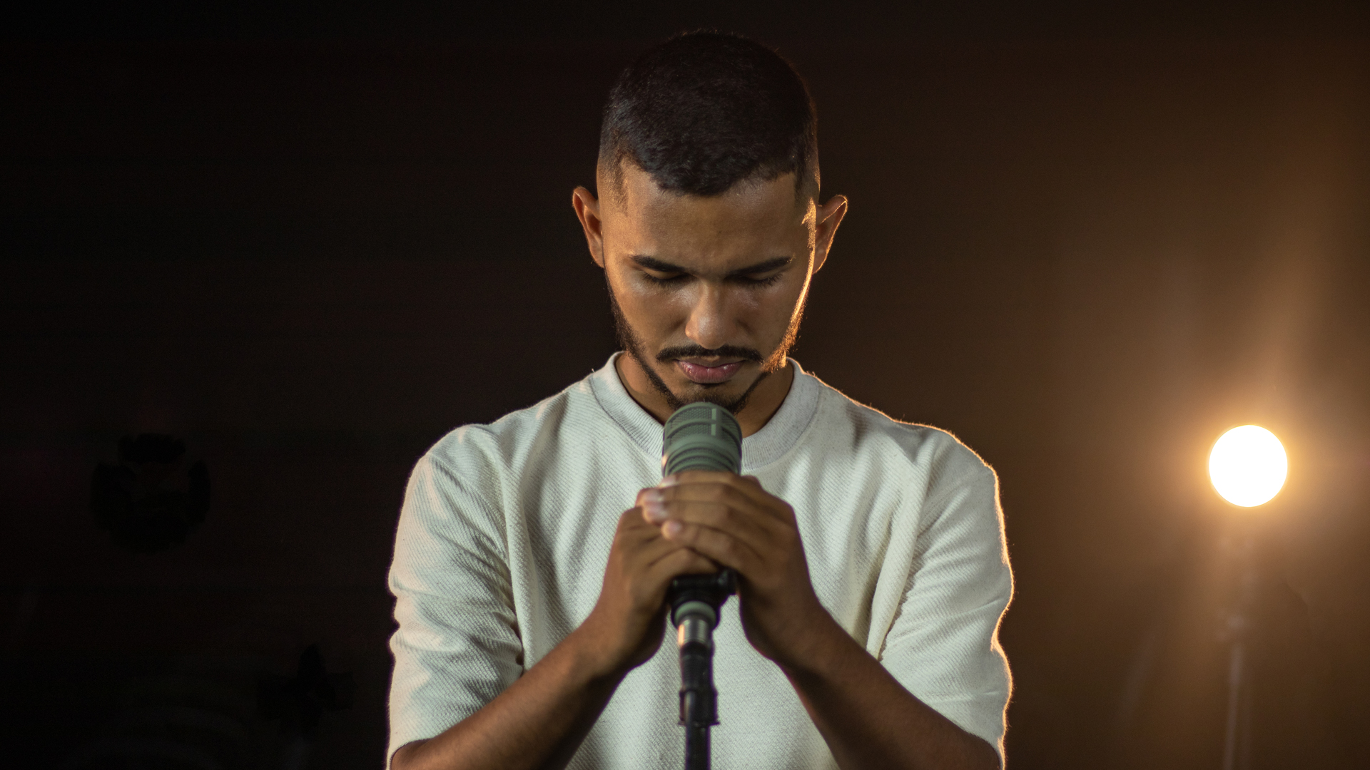 Jhoe Gama abre o coração em “Conversa com Deus”